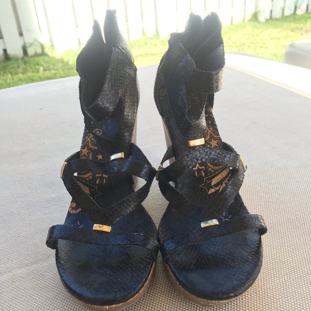 Black wedges